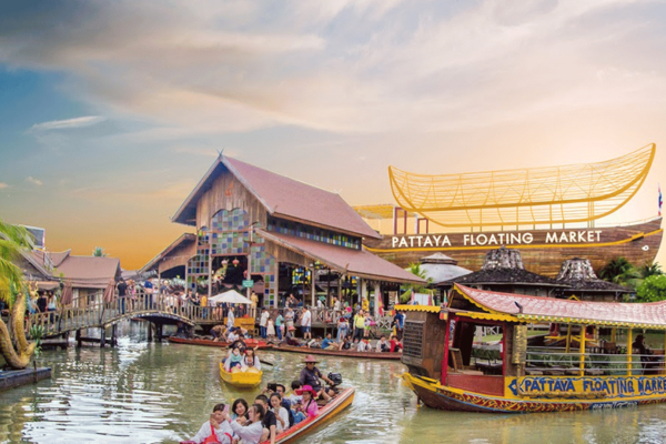 Explore Pattaya Traditional Floating Market