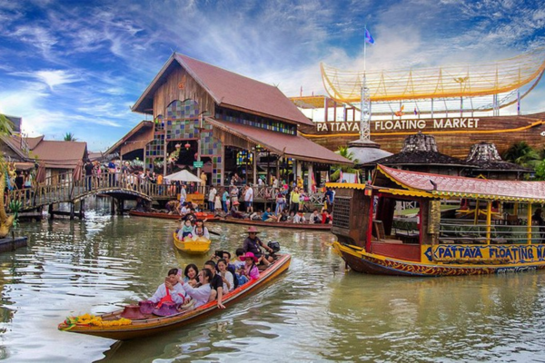 Explore Pattaya Traditional Floating Market