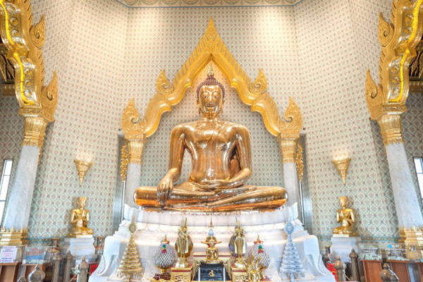 Explore Wat Traimit (Golden Buddha)