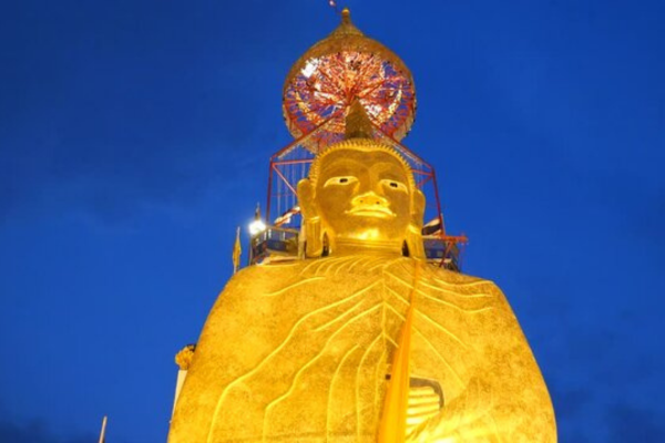Wat Intharawihan – Standing Buddha Temple