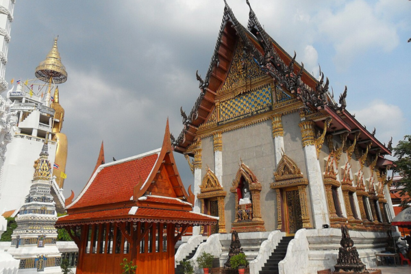 Wat Intharawihan – Standing Buddha Temple