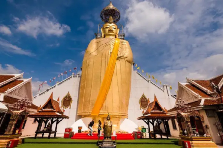 Wat Intharawihan – Standing Buddha Temple